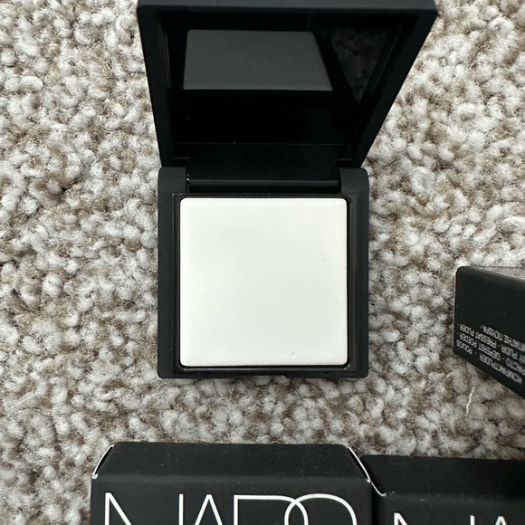NARS Translucent Crystal Setting Powder - Picture 2 of 4